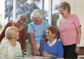 Pet starijih žena nasmejano razgovara pozitivan primer